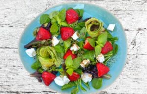 Groene salade met aardbeien en geitenkaas