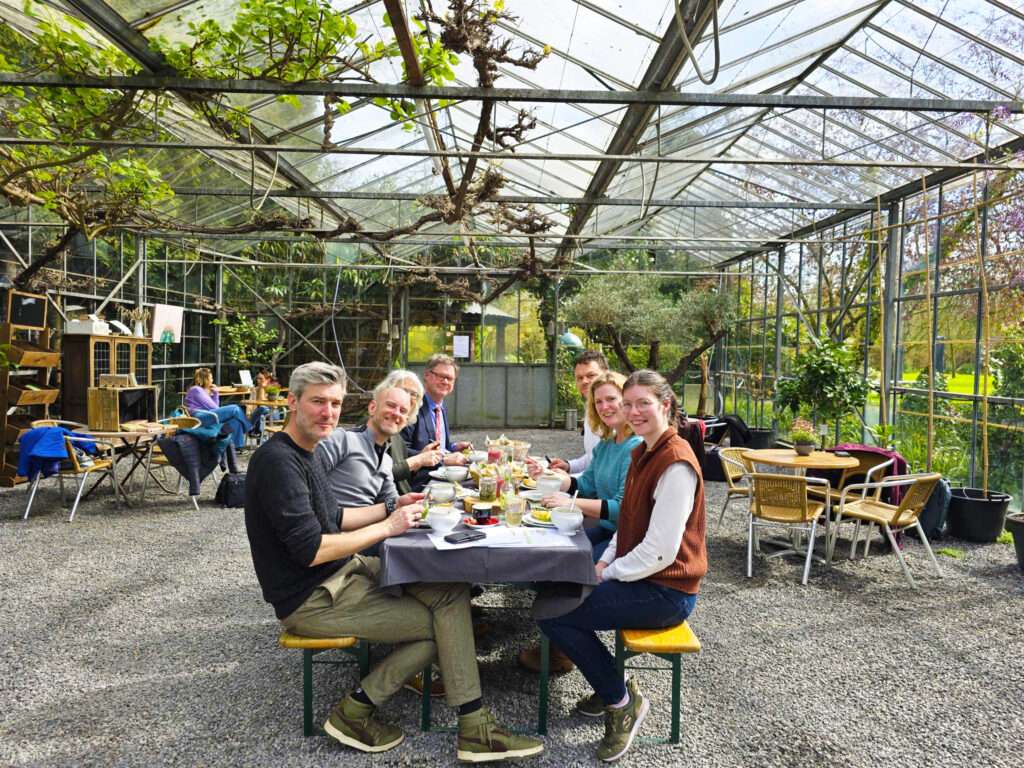 waterpoort werkt in Voedseltuin De Brabantse Walnoot